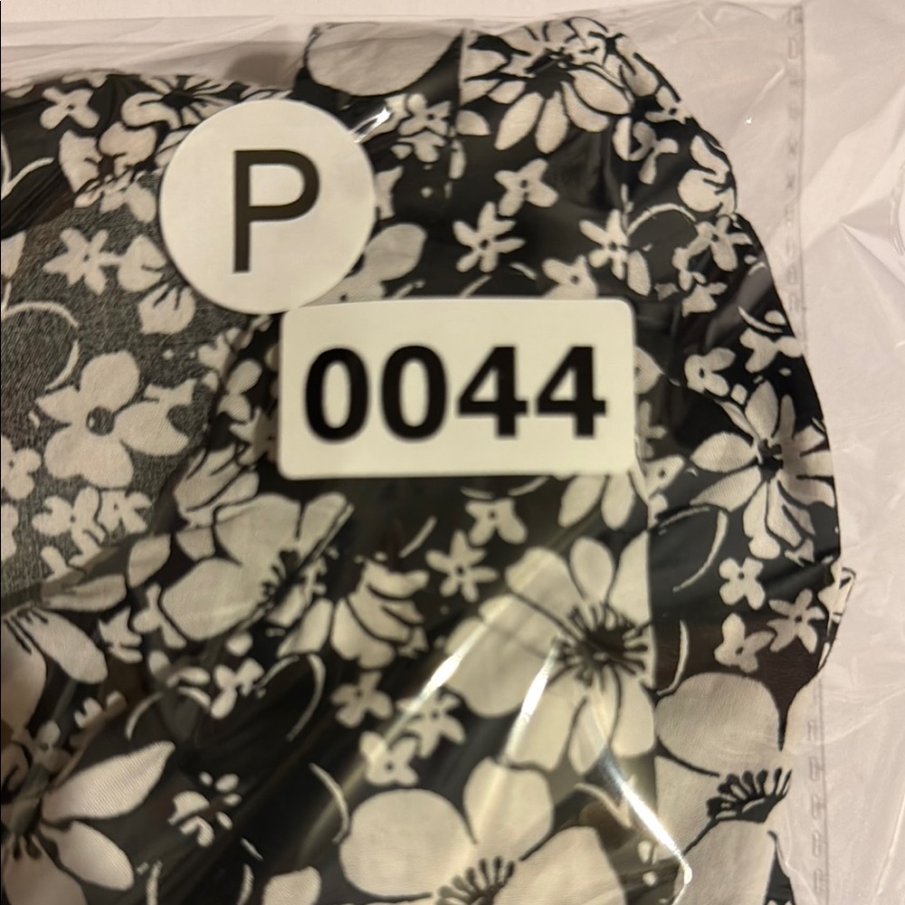 Talbots Petite Black and White Puff Sleeve Floral Blouse Size Medium Petite - Picture 10 of 10